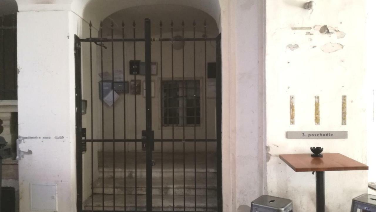 Apartment Mona - Old Town Μπρατισλάβα Εξωτερικό φωτογραφία